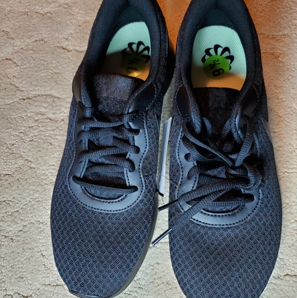 BN Nike Tanjun Womens sneaker | Size 8.5 | Black volt - Picture 5 of 8